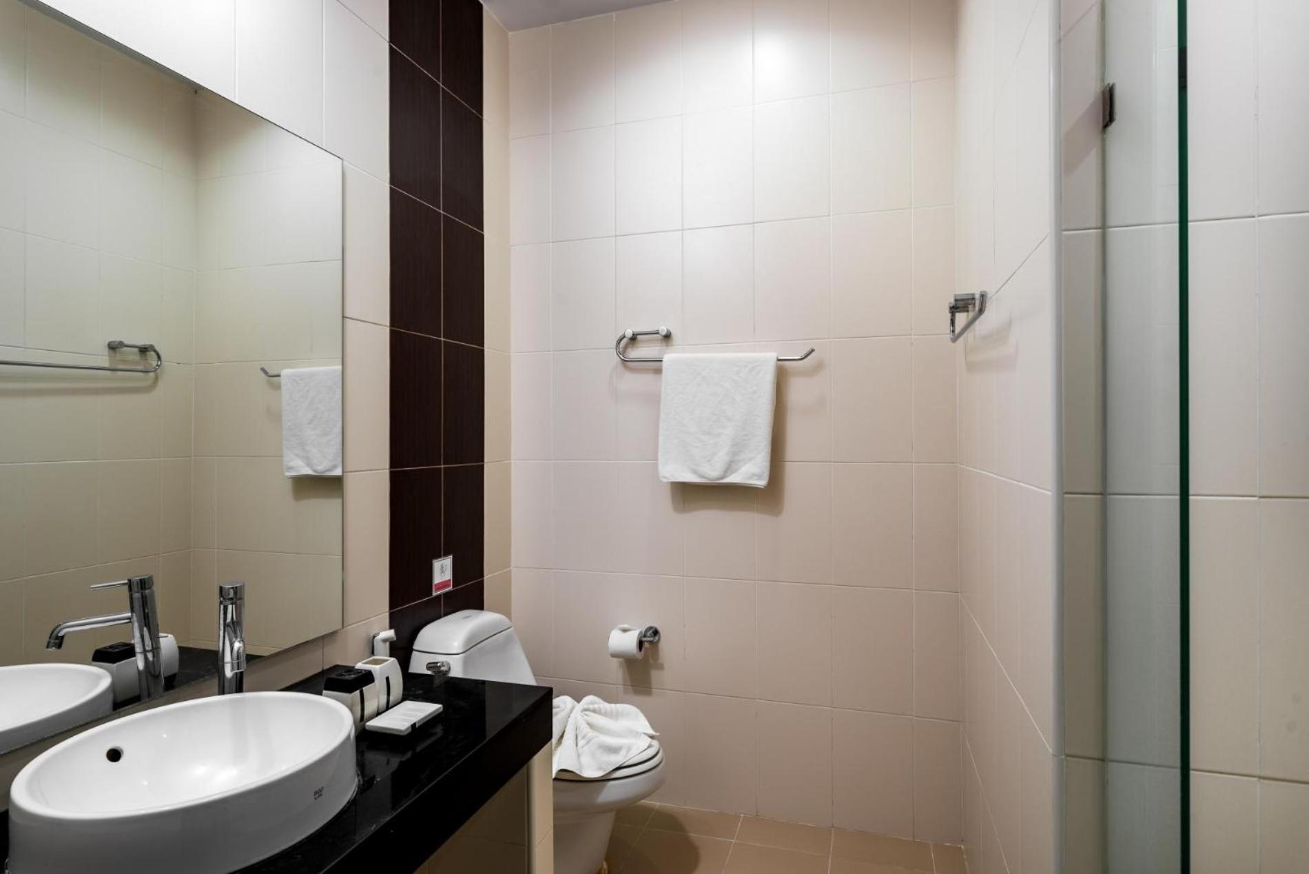 Veloche 2 Bedroom Apartment With Seaview Karon Exterior photo